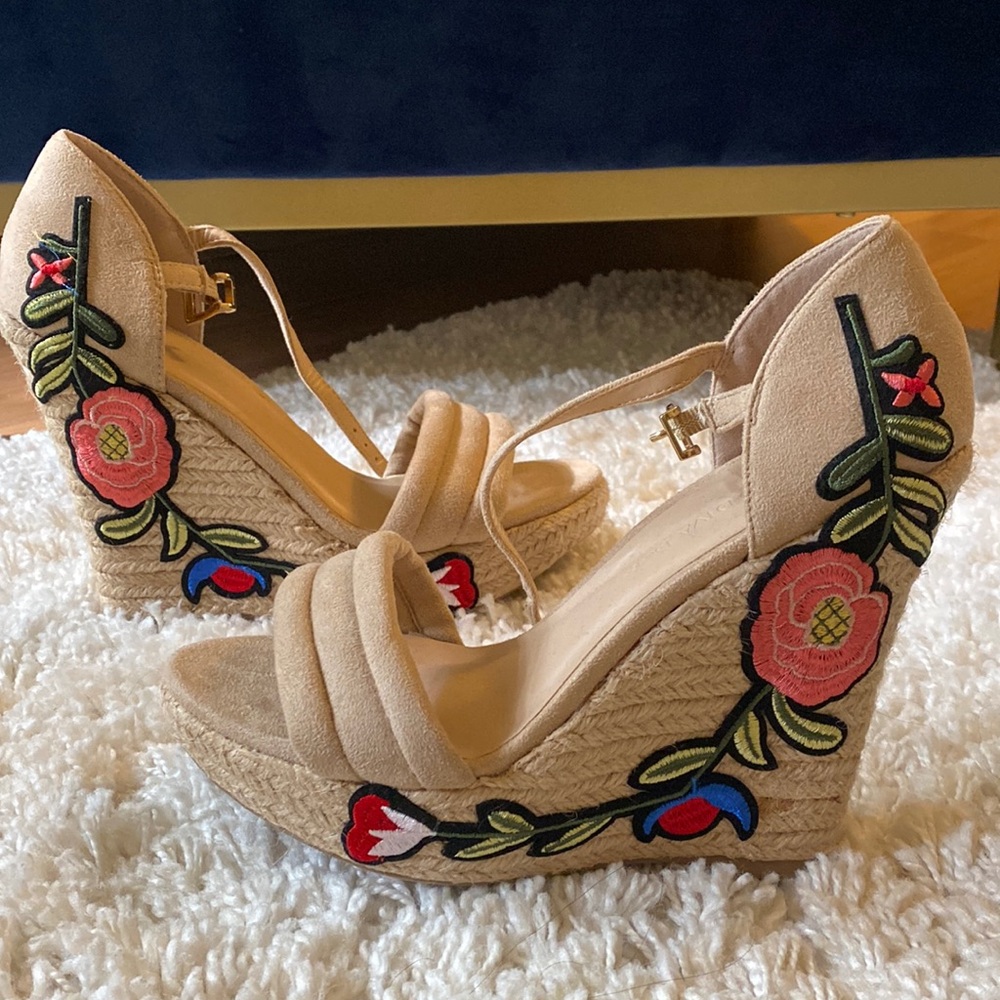 Embroidered wedge heels 🌺